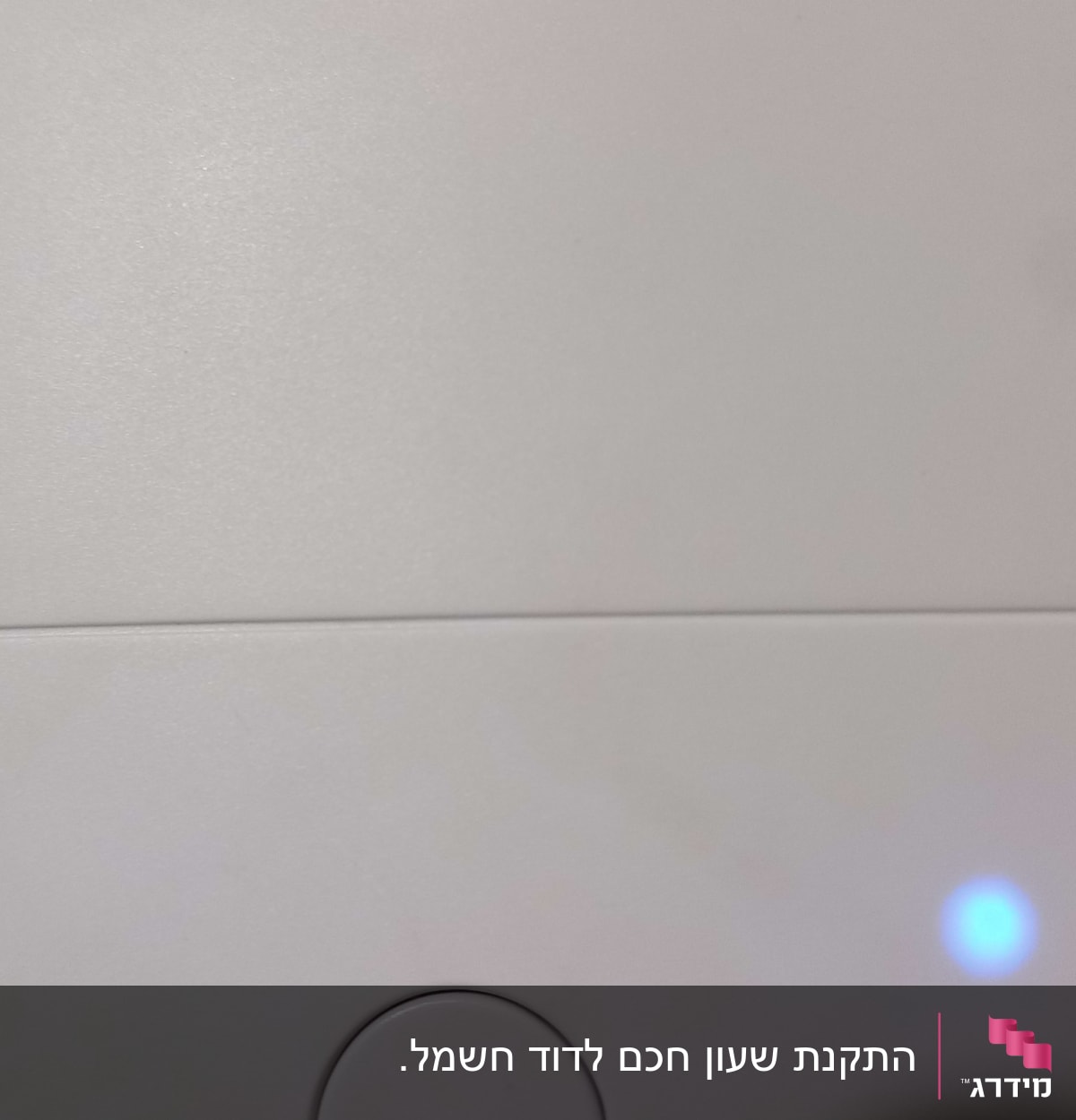 נורית אדומה ולחצן על מכשיר חשמלי